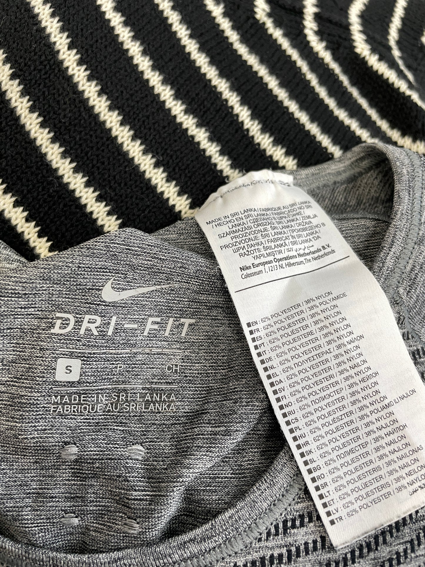 Дамски спортен топ NIKE
